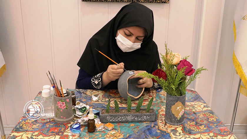 Iranpress: Une dame jouant un rôle sur des plats en pierre