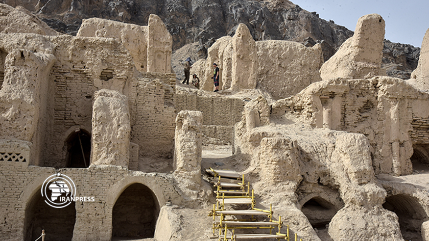 Iranpress: Mont Khâdjeh; la plus grande architecture en adobe de l
