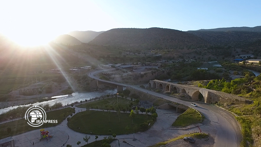 Iranpress: Pont historique de Pataveh, attraction touristique de la ville de Dena