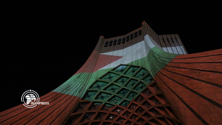 Iranpress: Les Iraniens sympathisent avec les Palestiniens sur la tour Azadi de Téhéran