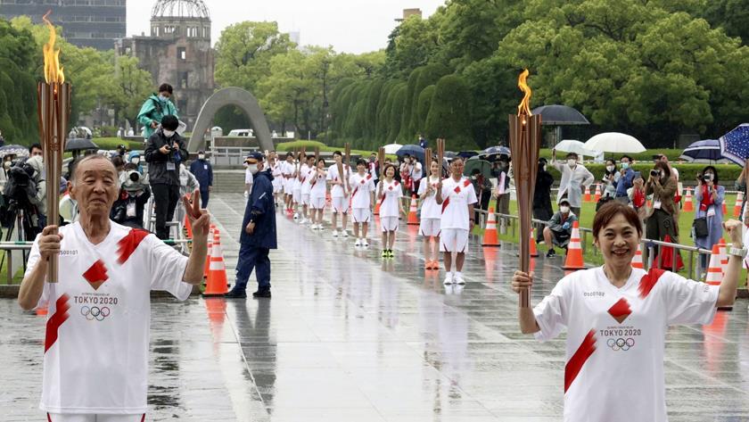 Iranpress: Le relais de la flamme olympique traverse le parc vide d