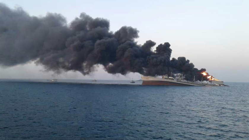 Iranpress: Le navire logistique iranien Khark a coulé dans le Golfe Persique après des efforts de sauvetage complets