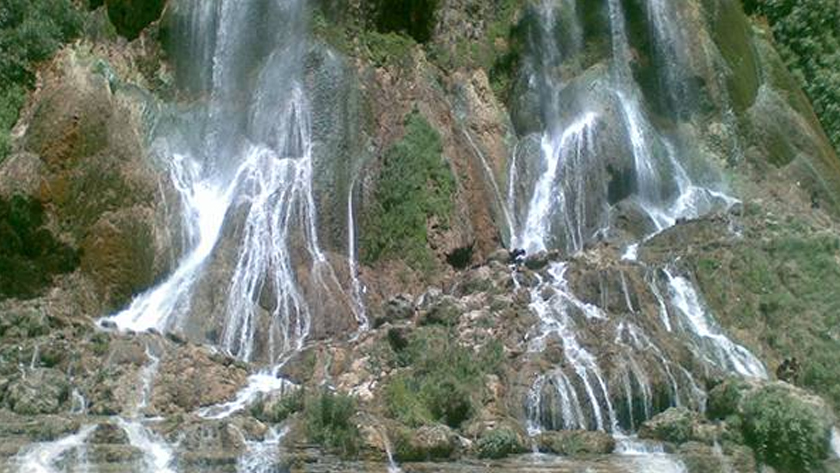 Iranpress: Grande cascade de Shams Abad ; Fraîcheur durable dans les montagnes de Mazandaran