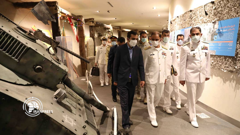 Iranpress: Le commandant de la marine du Pakistan visite le musée de la défense sacrée de l