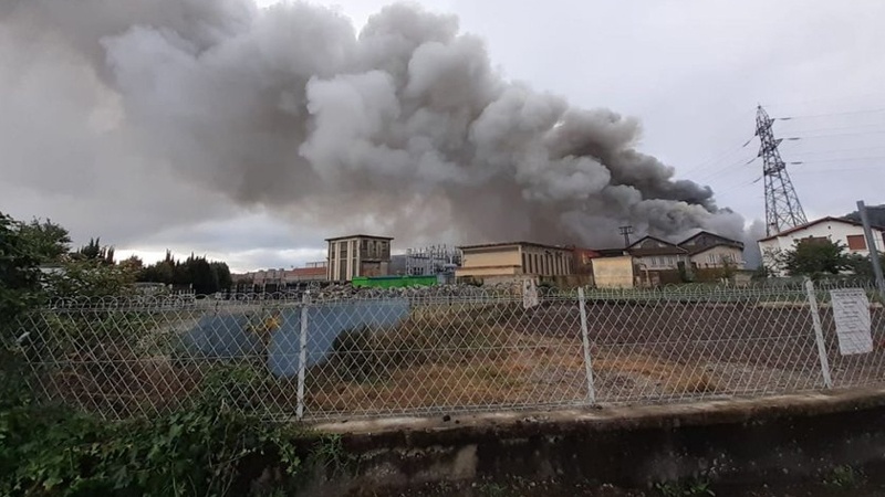 Iranpress: Incendie massif dans une usine métallurgique en France