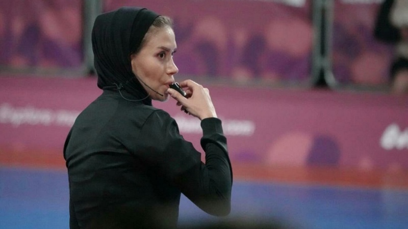 Iranpress: Dame iranienne ; Arbitre de la finale de la Coupe du monde de futsal 2021