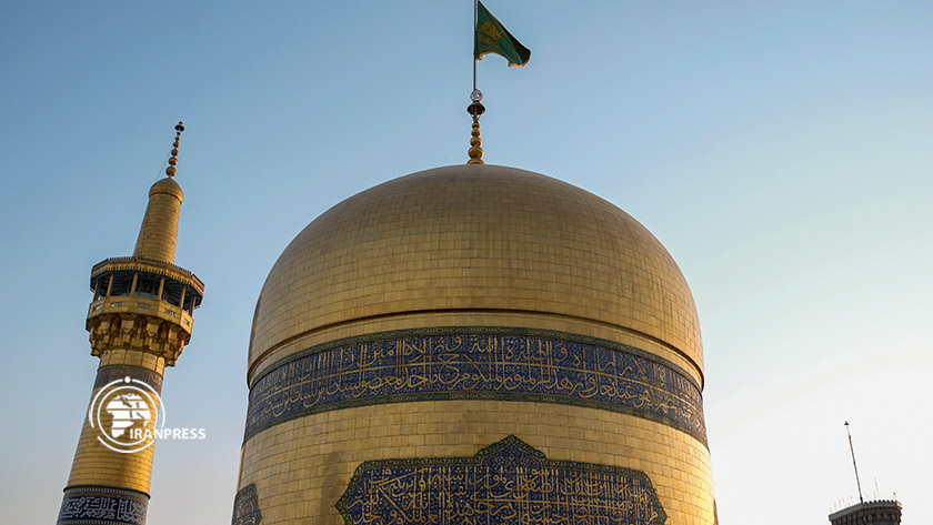 Iranpress: Drapeau vert hissé sur le dôme du mausolée de l