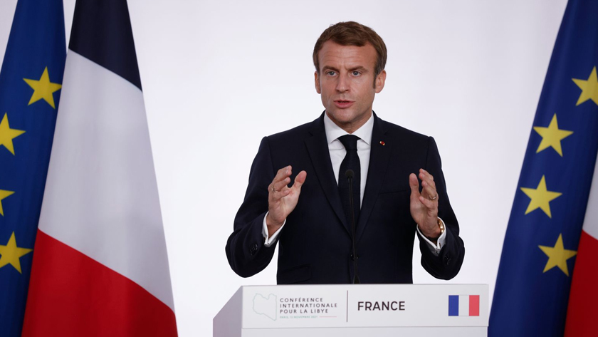 Iranpress: Macron a changé le bleu du drapeau français