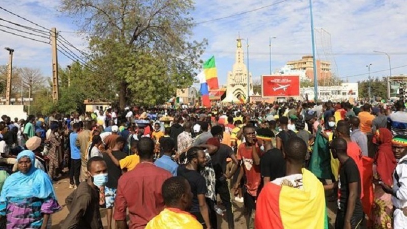 Iranpress: Manifestation contre la présence militaire française au Mali