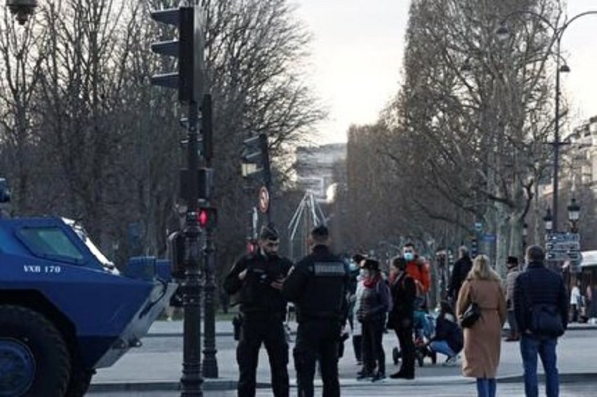 Iranpress: Répression des manifestants français avec des gaz lacrymogènes et des matraques