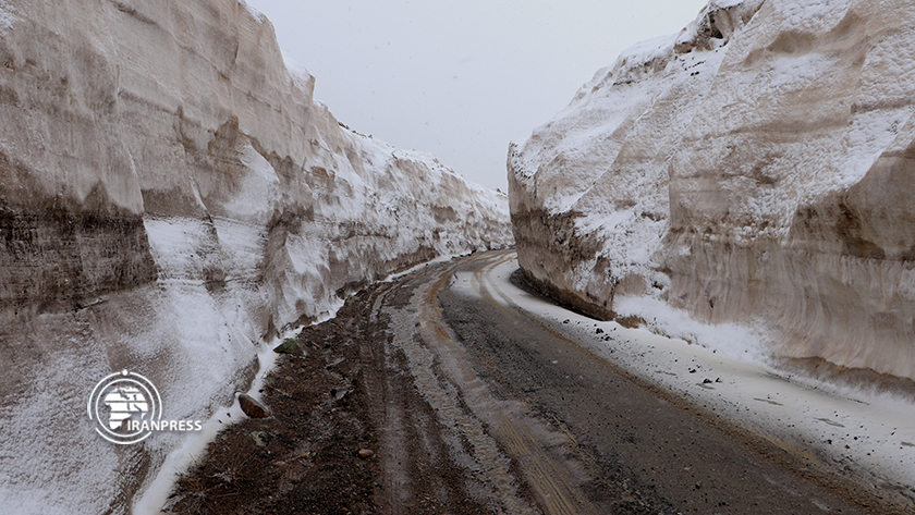 Iranpress: Belle vue sur la source enneigée de la zone touristique de Boze Sina