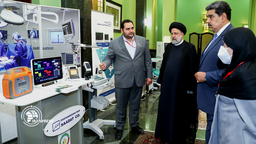 Iranpress: Présidents iranien et vénézuélien visitent une exposition d