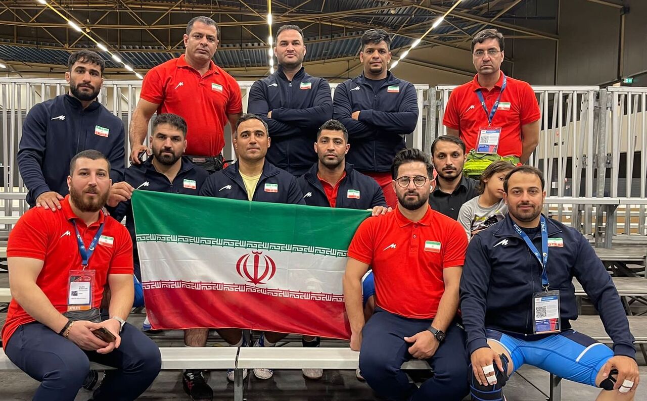 Iranpress: Les athlètes iraniens brillent dans le championnat de lutte des pompiers
