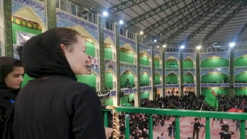 Iranpress: La présence de 500 touristes étrangers aux rituels de deuil de Yazd