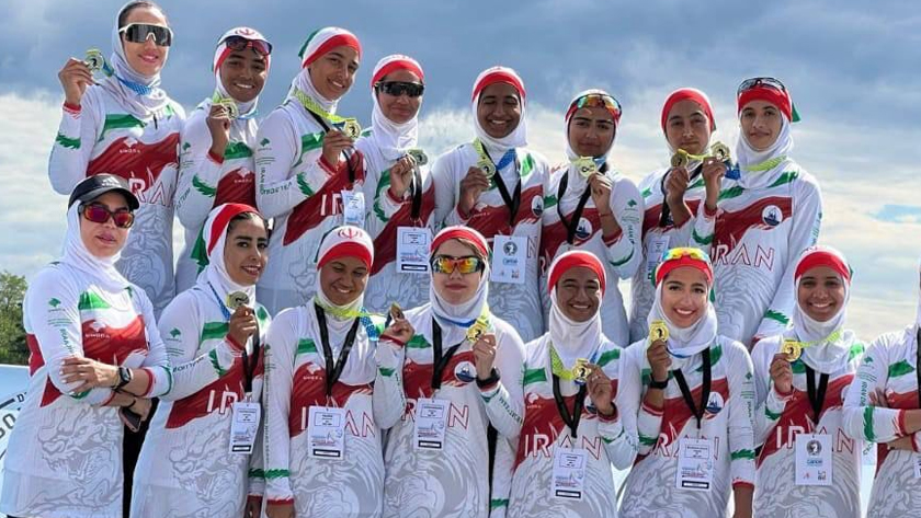 Iranpress: Les Iraniennes médaillées d’or à la Coupe du monde de bateaux-dragons