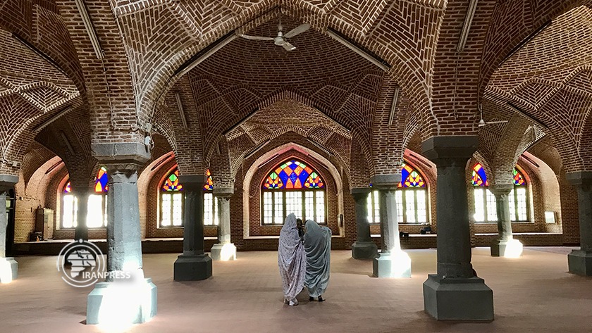 Iranpress: Deux femmes avec des voiles blancs dans la mosquée "Mujtahid" à Tabriz