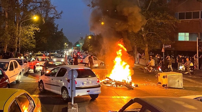 Iranpress: Des émeutiers attaquent des biens publics et privés dans différentes régions d