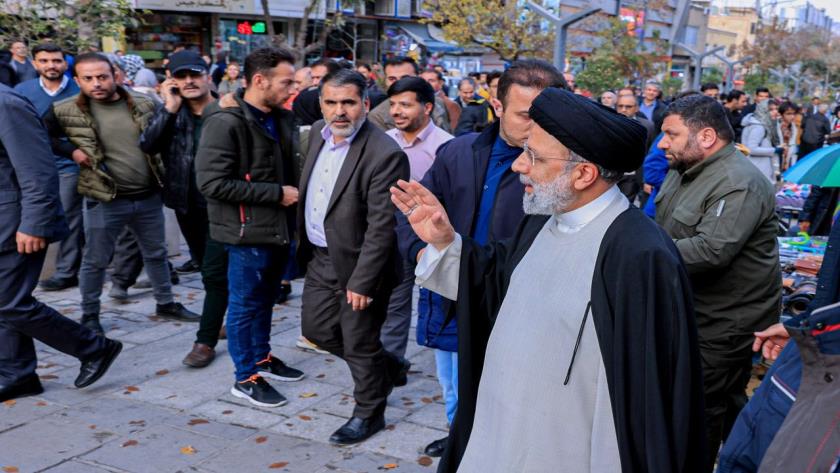 Iranpress: Président iranien visite le Grand Bazar de Sanandadj lors d