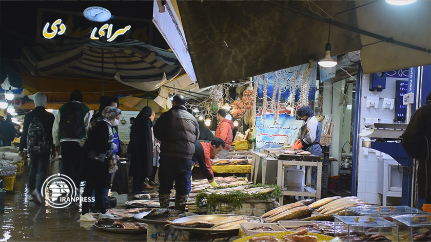 Iranpress: Flux de vie dans le vieux marché de Rasht, au nord de l