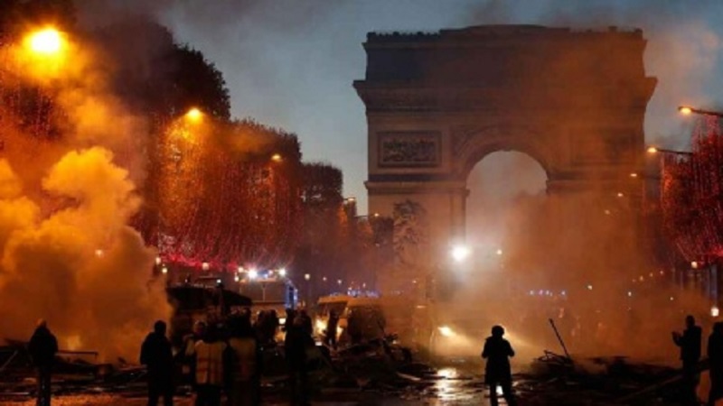 Iranpress: Chaos à Paris après la défaite de l