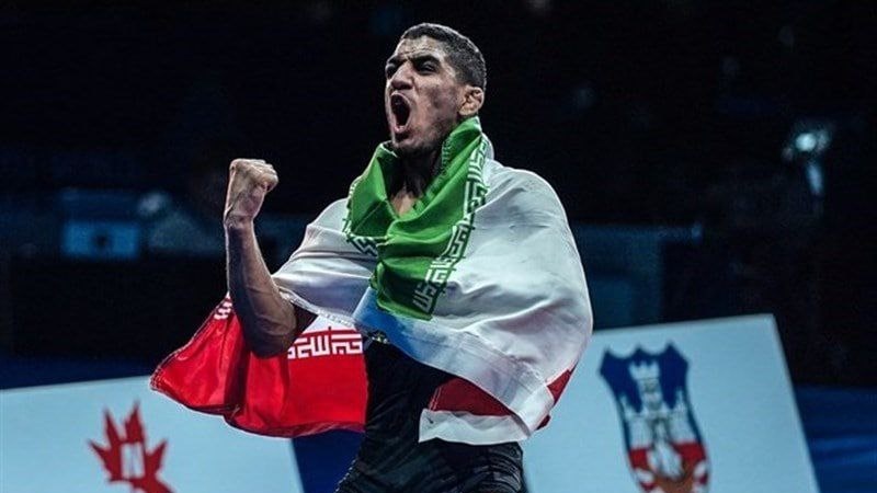 Iranpress: Amouzad est devenu la meilleure jeune star de la lutte libre au monde