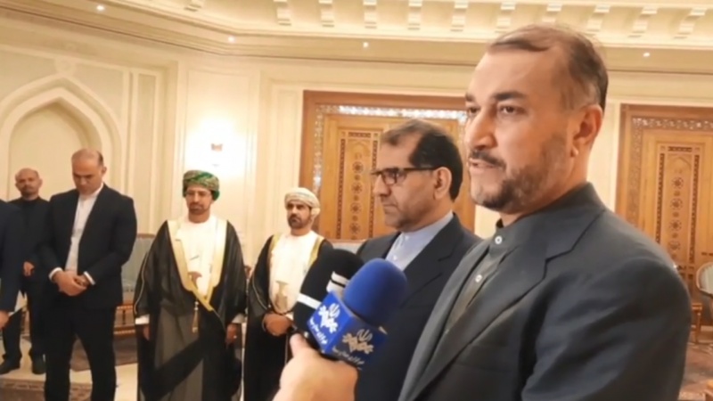 Iranpress: Visite du chef de la diplomatie iranienne à Oman pour discuter de la crise régionale