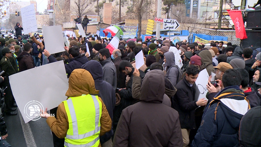 Iranpress: Des Iraniens protestent devant l’ambassade de France à Téhéran