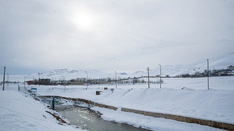 Iranpress: Un jour de neige sur le chemin de la rivière "Zayandeh Roud" en Iran