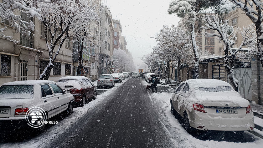 Iranpress: Belle chute de neige à Téhéran