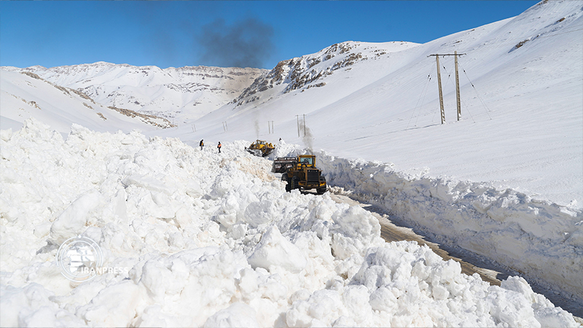 Iranpress: Réouverture des routes rurales couvertes de neige dans le centre de l
