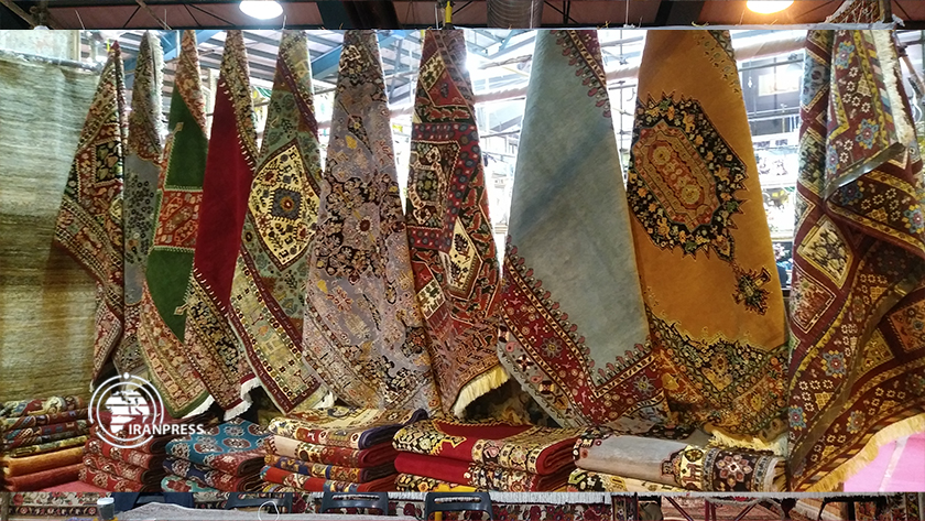 Iranpress: Yazd; Exposition spécialisée de tapis tissés à la main 