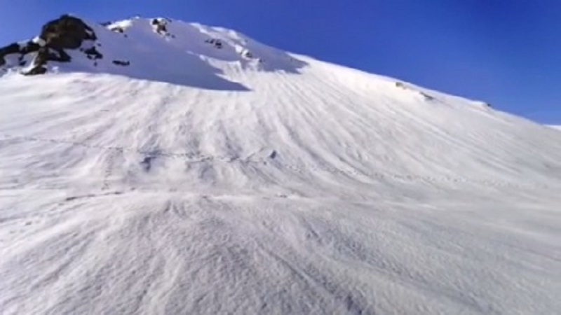 Iranpress: Une vidéo unique des hauteurs enneigées de Zard Kuh