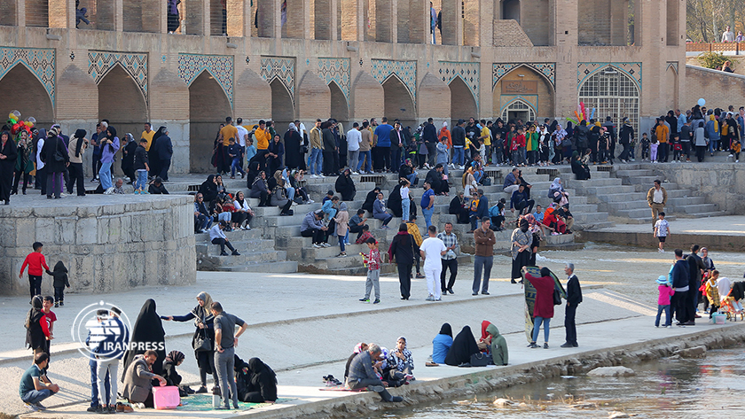 Iranpress: La présence des touristes à Ispahan, en Iran pendant les vacances de Norouz