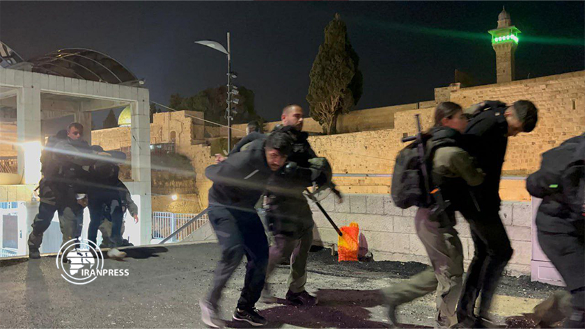 Iranpress: Attaque nocturne de soldats israéliens contre la mosquée Al-Aqsa