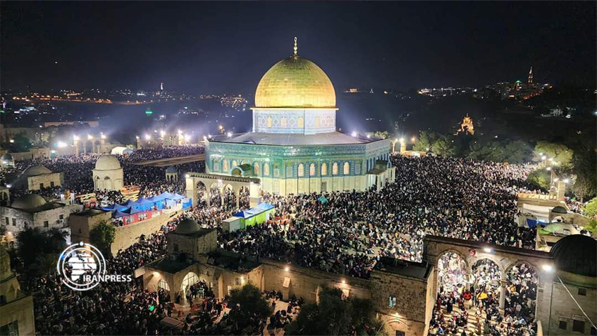 Iranpress: La présence de 300 milles fidèles palestiniens à la mosquée Al-Aqsa