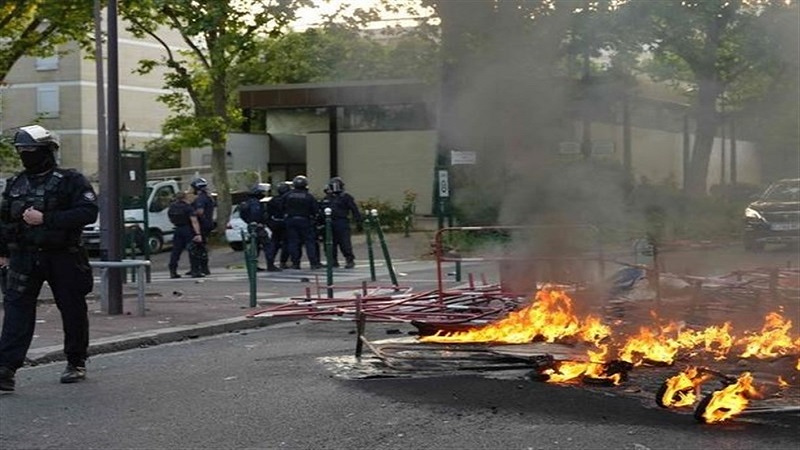 Iranpress: Poursuite de la répression des manifestations en France