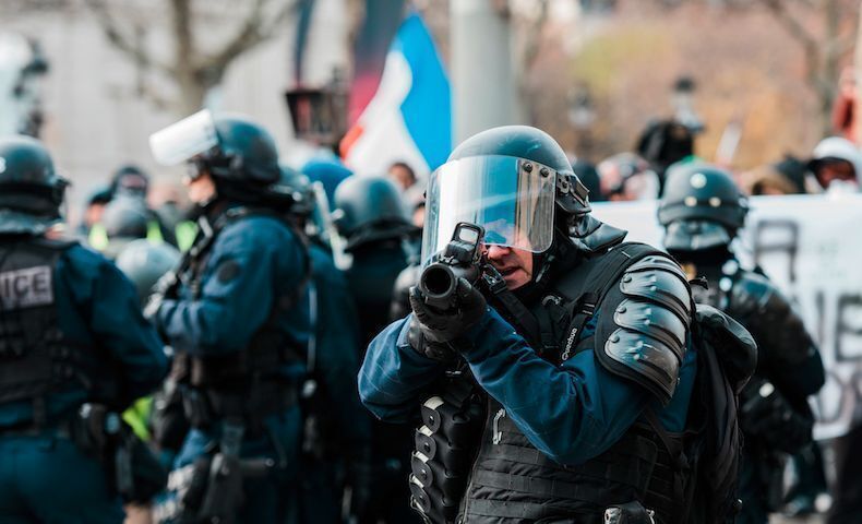 Iranpress: Violences policières : un homme éborgné par un tir de LBD à Marseille
