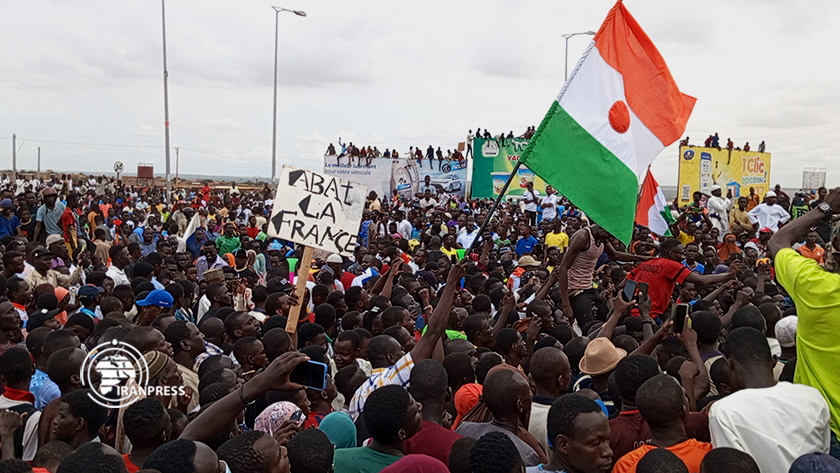Iranpress: Rassemblement des nigériens devant la base militaire française