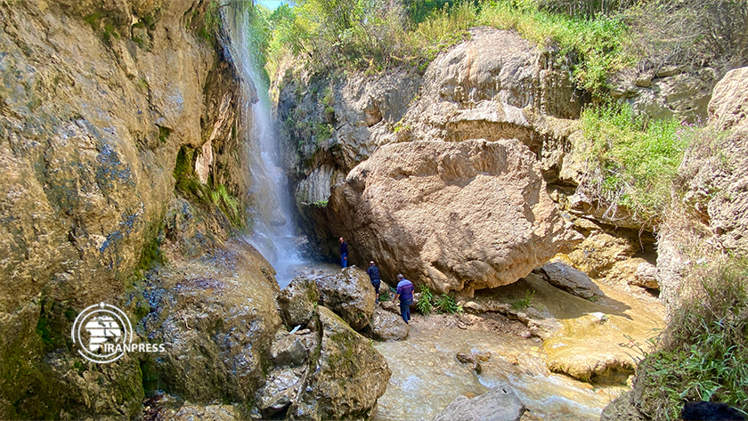 Iranpress: Belle cascade de Gol Akhor dans la forêt d