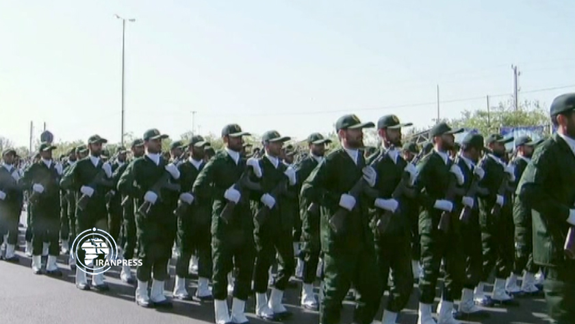 Iranpress: Cérémonie du défilé des forces armées iraniennes