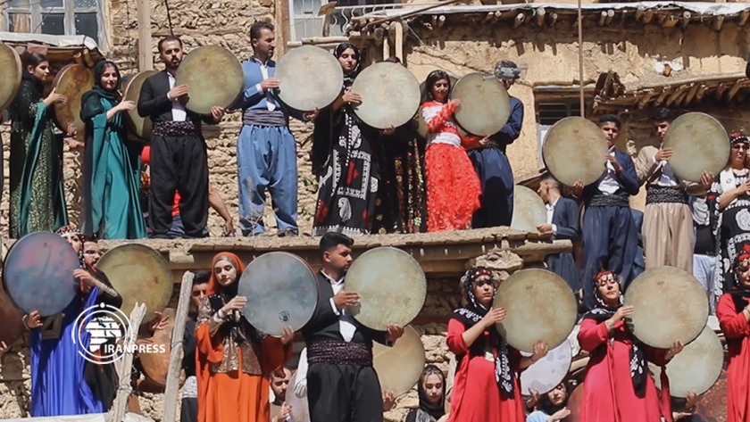 Iranpress: La cérémonie mystique de milles Daf tenue à Sanandadj, en Iran
