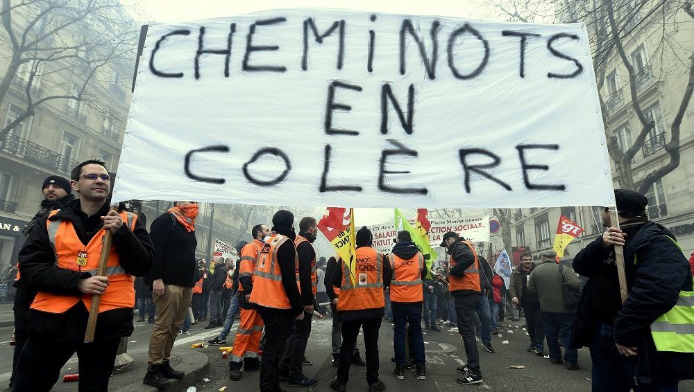 Iranpress: France : la grève des cheminots perturbe les transports