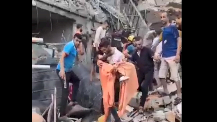 Iranpress: Photos de 2 filles palestiniennes sauvées vivantes des décombres