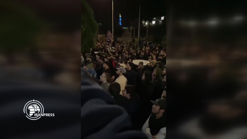 Iranpress: Regardez: Le rassemblement de Russes pour expulser un passager sioniste de l’hôtel