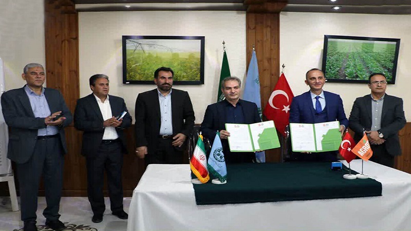 Iranpress: Des entreprises technologiques iraniennes et turques signent un protocole d