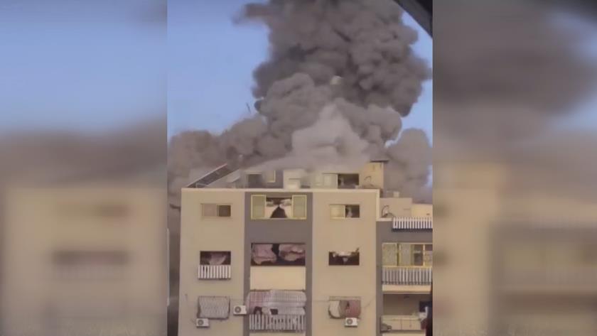Iranpress: Regardez : Le moment terrible du bombardement d’une maison d’habitation à Gaza
