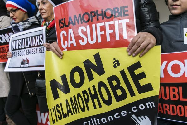 Iranpress: Macron lance une lutte contre l’Islam selon lui radical