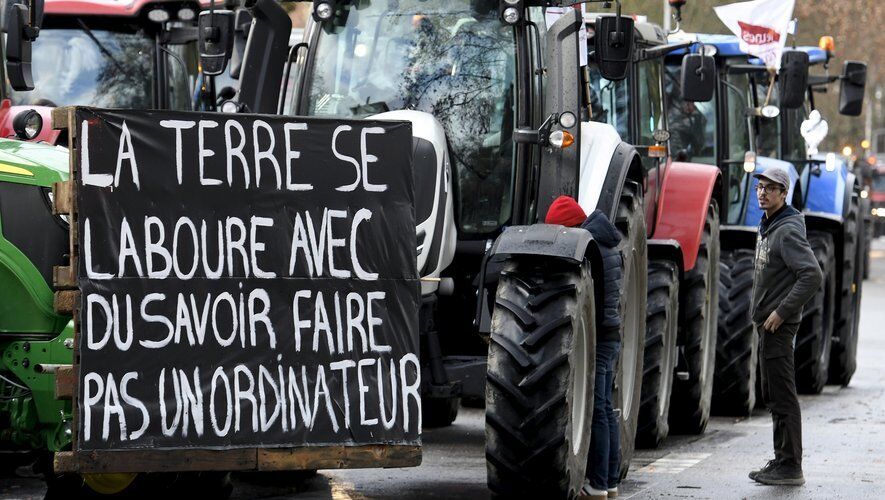 Iranpress: France : les agriculteurs français en colère contre la Macronie