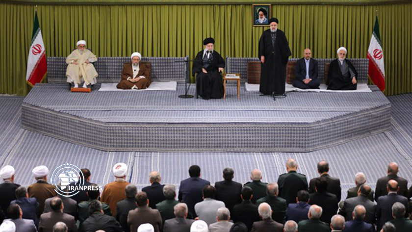 Iranpress: Le dirigeant rencontre des responsables iraniens et ambassadeurs des pays islamiques 