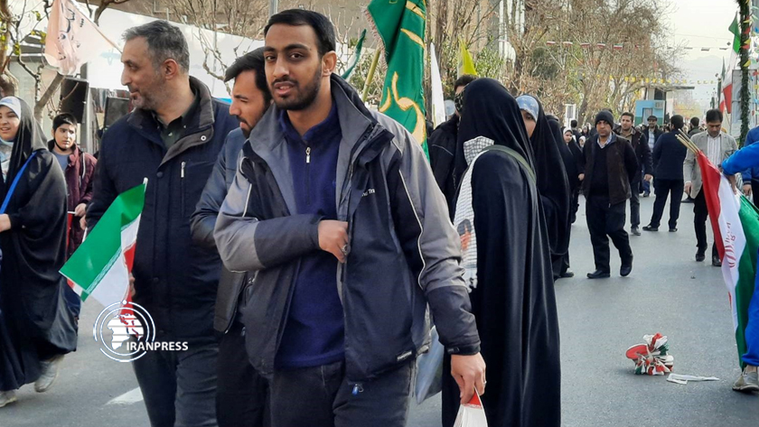 Iranpress: Des foules de gens se rassemblent sur la place Azadi de Téhéran, le 22 Bahman